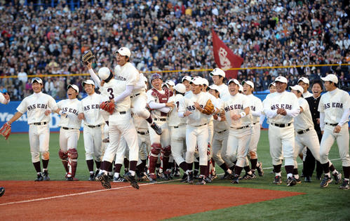 10年11月3日、東京6大学野球 早大対慶大 優勝決定戦 優勝し跳び上がって喜ぶ早大・大石達也(中央)ら早大ナイン。右端は斎藤佑樹