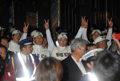 2010年11月3日 東京6大学野球 早大対慶大 優勝決定戦 パレードで早大キャンパスに到着した早大・斎藤佑樹はVサイン(中央)、右は早大・大石達也、左は早大・福井優也