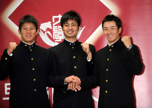 10年11月4日 早大ドラフト1位指名会見 ドラフト1位指名を受けた会見の後、笑顔でポーズをとる左から早大・福井優也、早大・大石達也、早大・斎藤佑樹