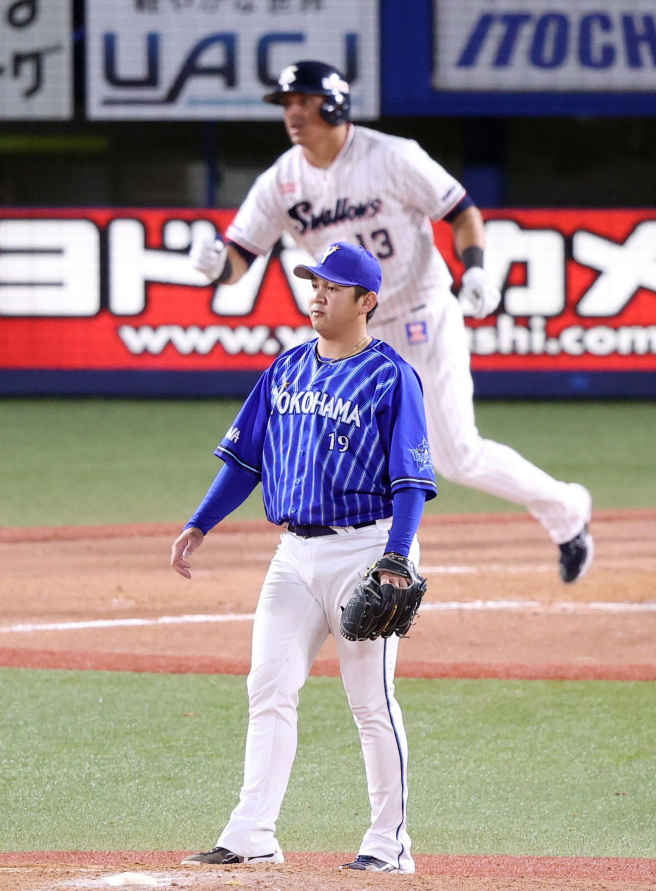 ヤクルト対DeNA 9回裏ヤクルト無死一塁、オスナに2点本塁打を打たれる山崎（2021年9月30日撮影）