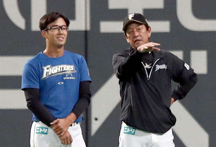 斎藤佑樹（左）と栗山監督（2018年10月6日撮影）