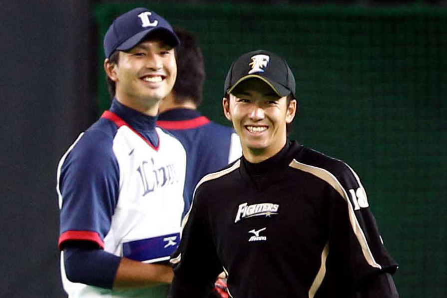 早大同期の西武大石達也（左）と談笑する日本ハム斎藤佑樹（2012年9月29日撮影）
