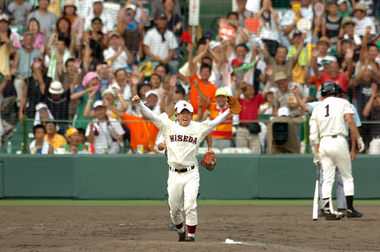 06年8月、全国高校野球選手権大会16日目・決勝戦（再試合）　早実対駒大苫小牧　9回表駒大苫小牧2死、斎藤佑樹（左）は田中将大（右）を空振りの三振に打ち取りマウンド上で力強いガッツポーズ
