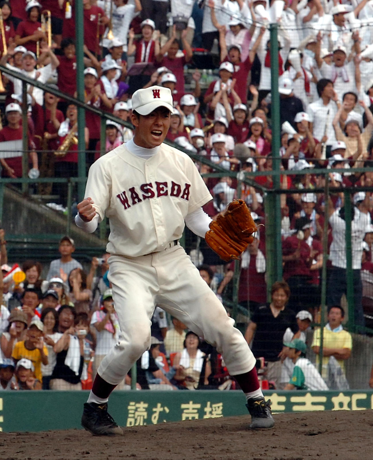 06年8月、夏の甲子園で最後の打者駒大苫小牧田中将大を三振にしとめ優勝を決めた早実・斎藤佑樹は雄たけびをあげてガッツポーズする