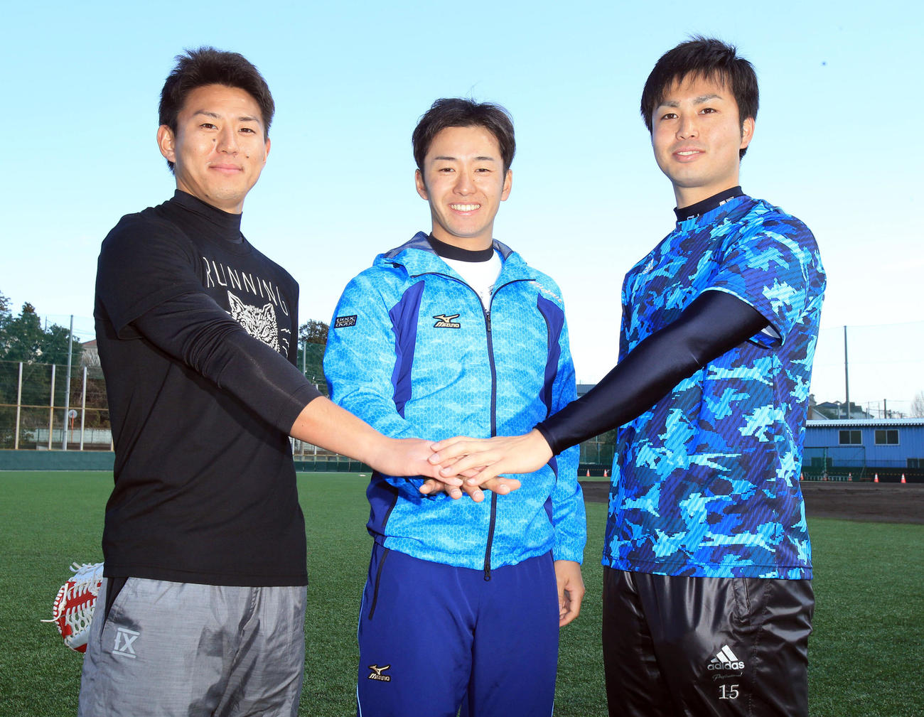 合同自主トレをした左から広島の福井、日本ハムの斎藤、西武の大石の早大同期トリオ（2014年1月13日撮影）