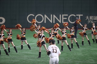 東京ドームのグラウンド上で盛り上げる球団公式マスコットガール「ヴィーナス」（球団提供）