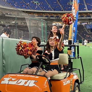 東京ドームのグラウンド上で「サトちゃんカー」に乗る球団公式マスコットガール「ヴィーナス」（球団提供）