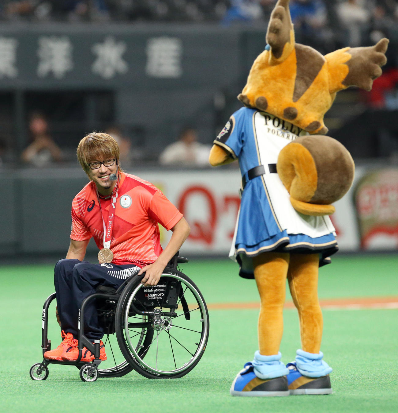 日本ハム対西武　試合前、ファーストピッチセレモニーを務める東京五輪の車いすラグビーで銅メダルを獲得した池崎（撮影・佐藤翔太）