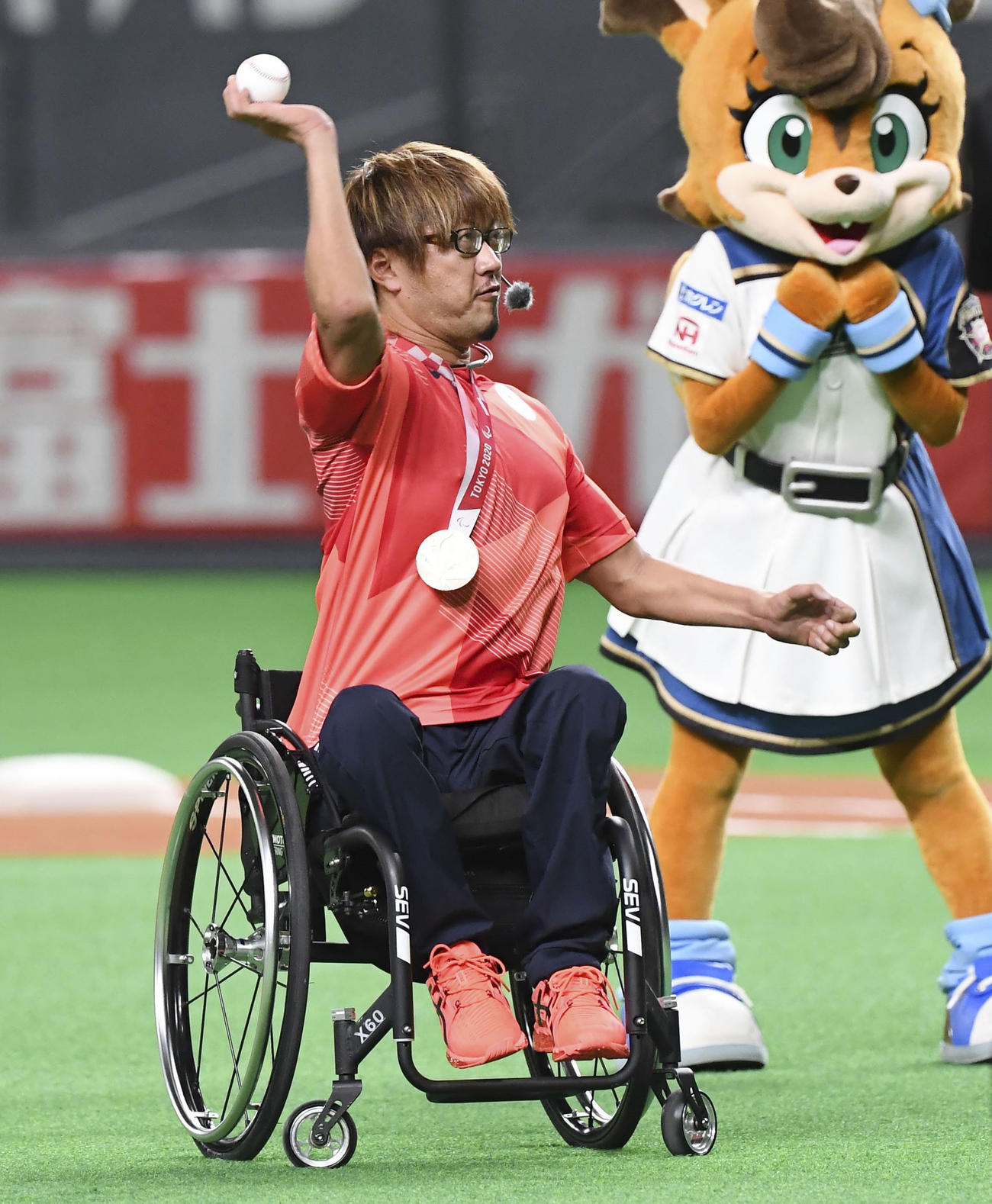 始球式を務める車いすラグビーの池崎大輔（共同）