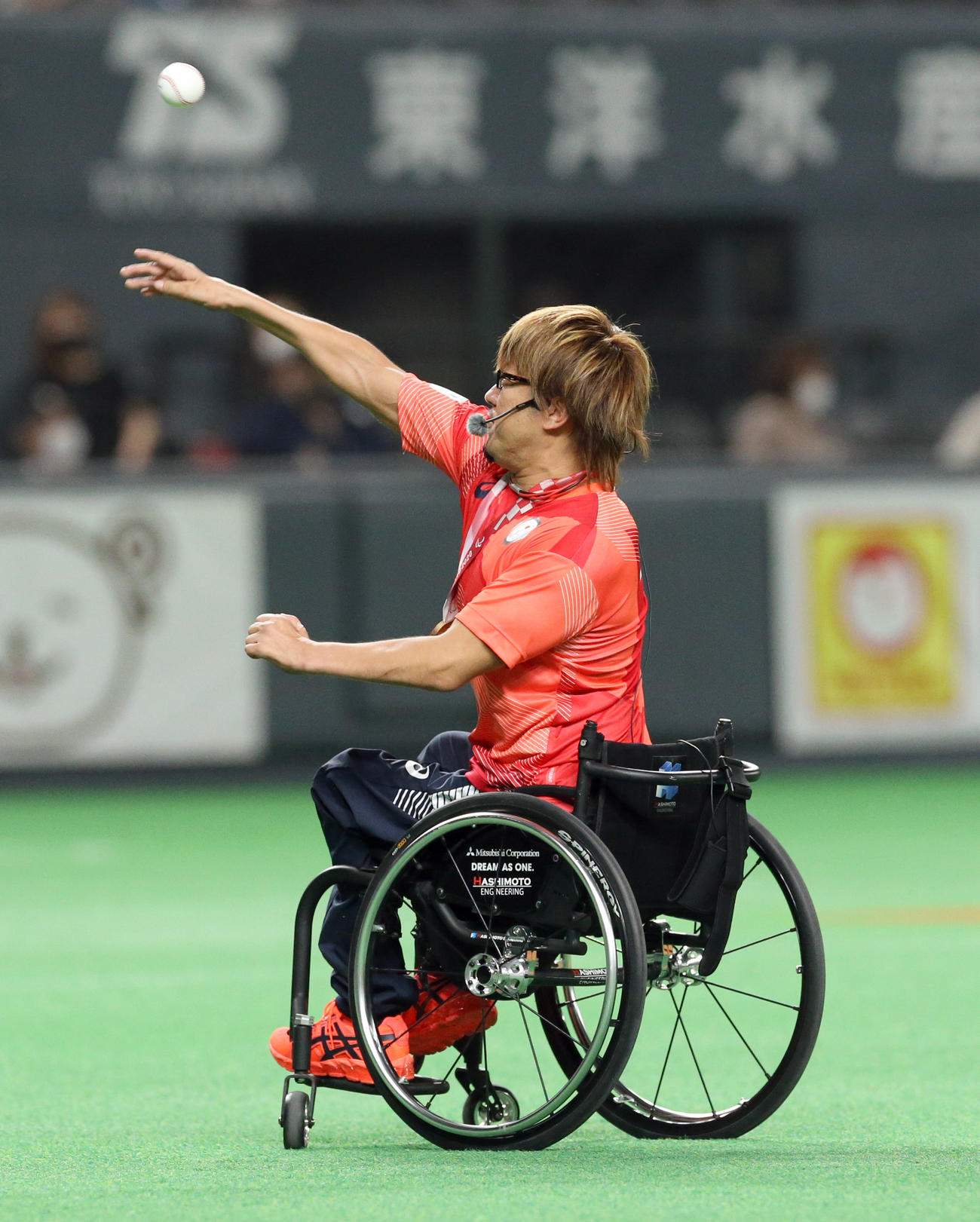日本ハム対西武　試合前、ファーストピッチセレモニーを務める東京五輪の車いすラグビーで銅メダルを獲得した池崎（撮影・佐藤翔太）