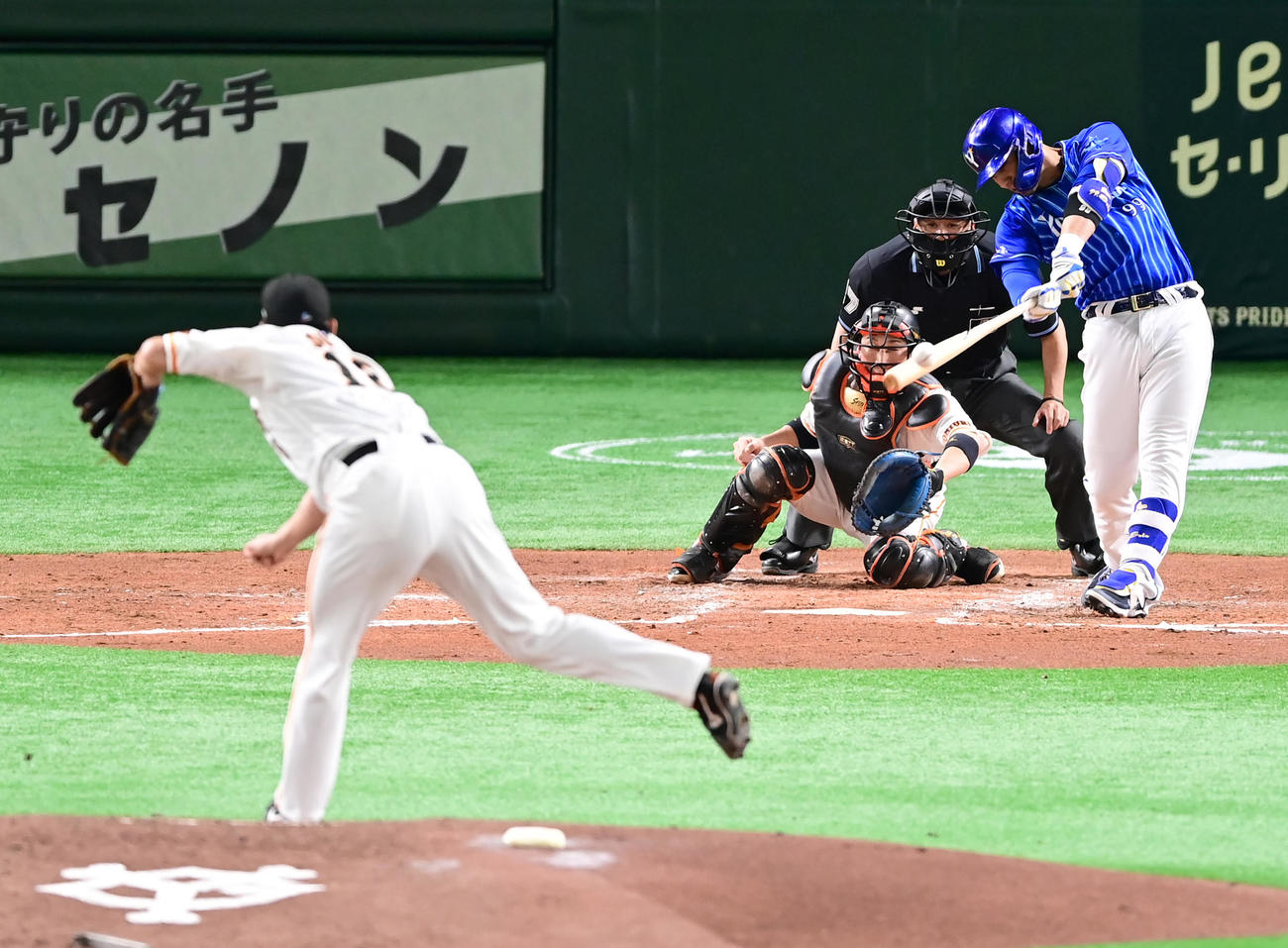 巨人対DeNA 4回表DeNA2死一、三塁、ネフタリ・ソトは巨人先発の菅野智之（左）から先制の中適時二塁打を放つ（撮影・小沢裕）