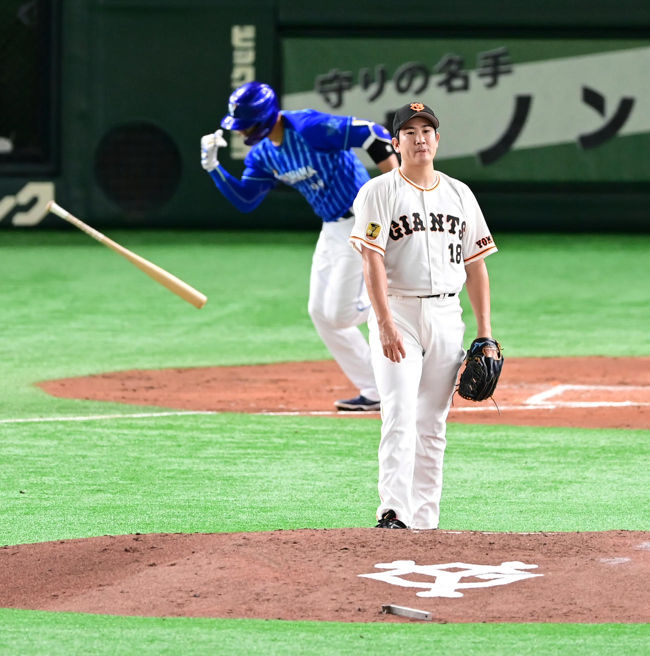 巨人対DeNA 4回表DeNA2死一、三塁、巨人先発の菅野（手前）はソトに先制の中適時二塁打を許す（撮影・小沢裕）