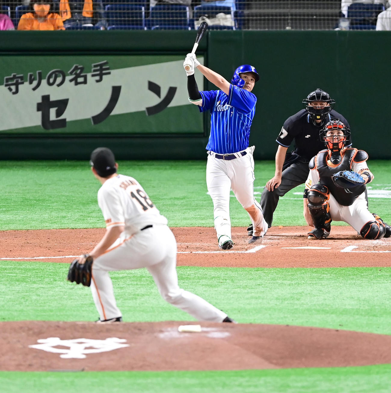 巨人対DeNA 6回表DeNA無死、佐野恵太は巨人先発の菅野智之（左）から左越えのソロ本塁打を放つ（撮影・小沢裕）