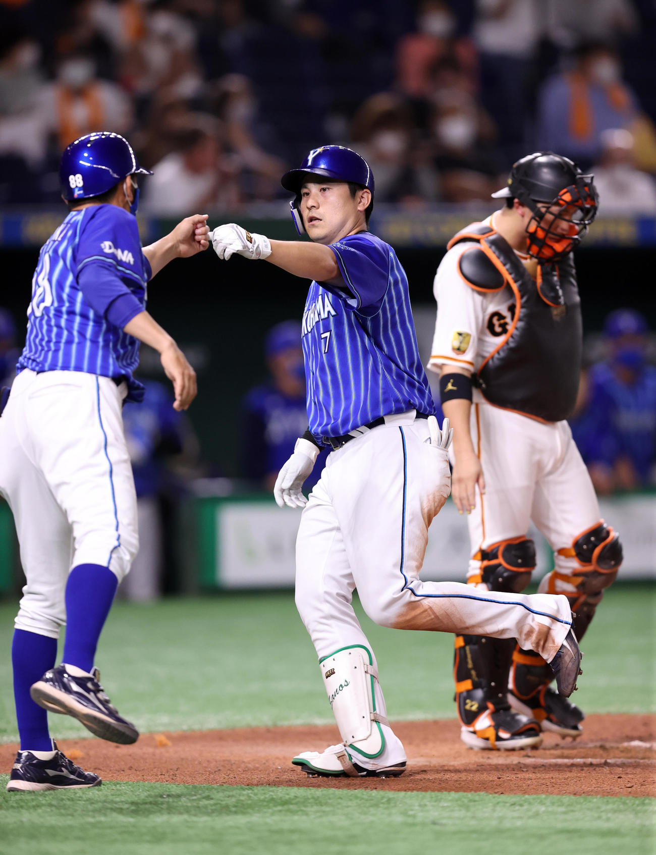 巨人対DeNA 6回表DeNA無死、ソロ本塁打を放つ佐野（中央）。右は小林（撮影・狩俣裕三）