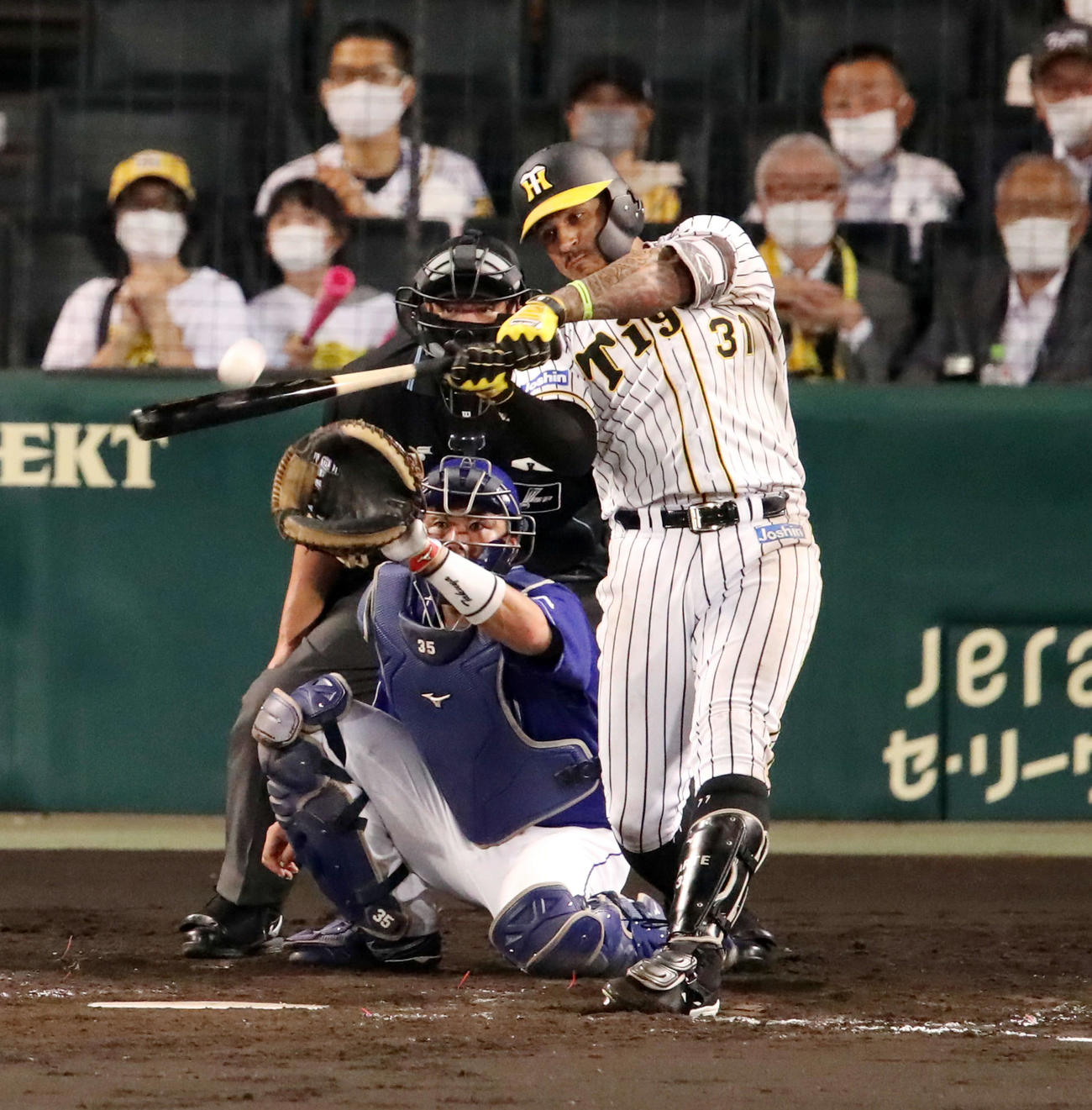 阪神対中日　5回裏阪神2死一、二塁、マルテは左越え3点本塁打を放つ（撮影・加藤哉）