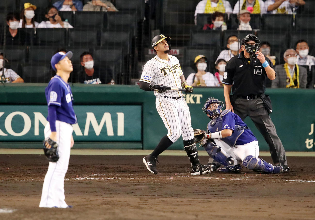 阪神対中日　5回裏阪神2死一、二塁、マルテは左越え3点本塁打を放つ。投手は笠原（撮影・加藤哉）