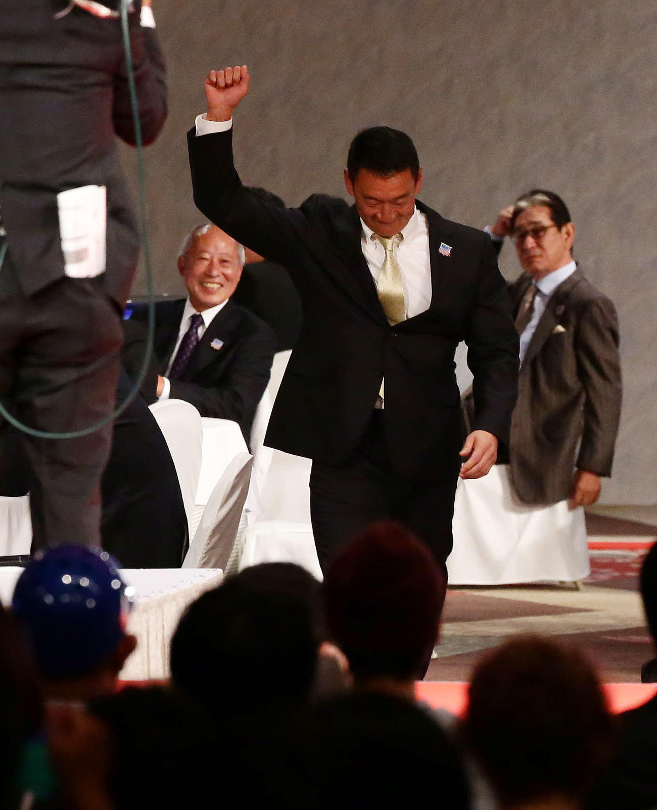 プロ野球ドラフト会議　明大・高山の交渉権を獲得しガッツポーズする阪神金本監督（2015年10月22日撮影）