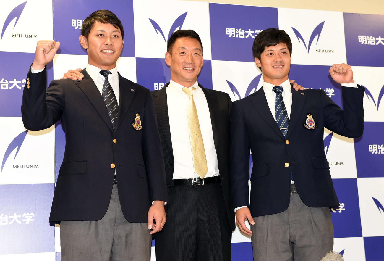 プロ野球ドラフト会議　阪神金本新監督（中央）と笑顔を見せる1位指名の明大・高山（左）と2位の坂本（2015年10月22日撮影）