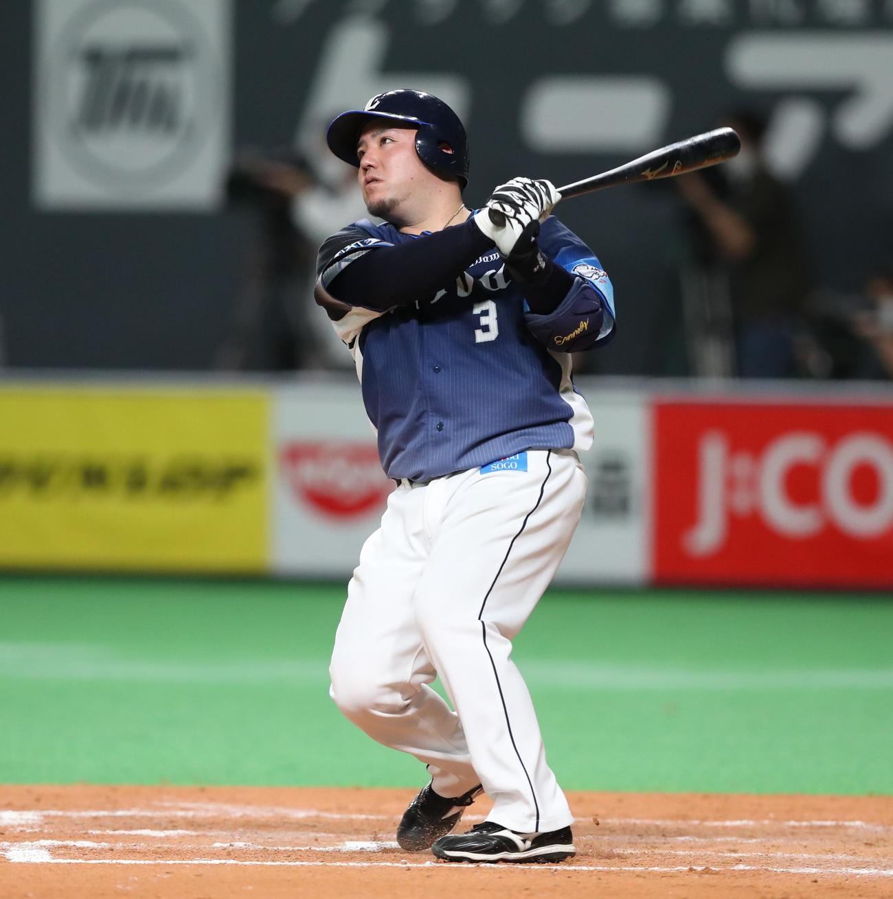 日本ハム対西武　8回表西武2死一、二塁、左越え3点本塁打を放つ山川（撮影・黒川智章）