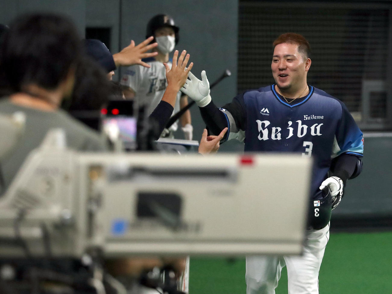 日本ハム対西武　6回表西武無死、山川は同点となる左越え本塁打を放ちチームメートに出迎えられる（撮影・佐藤翔太）