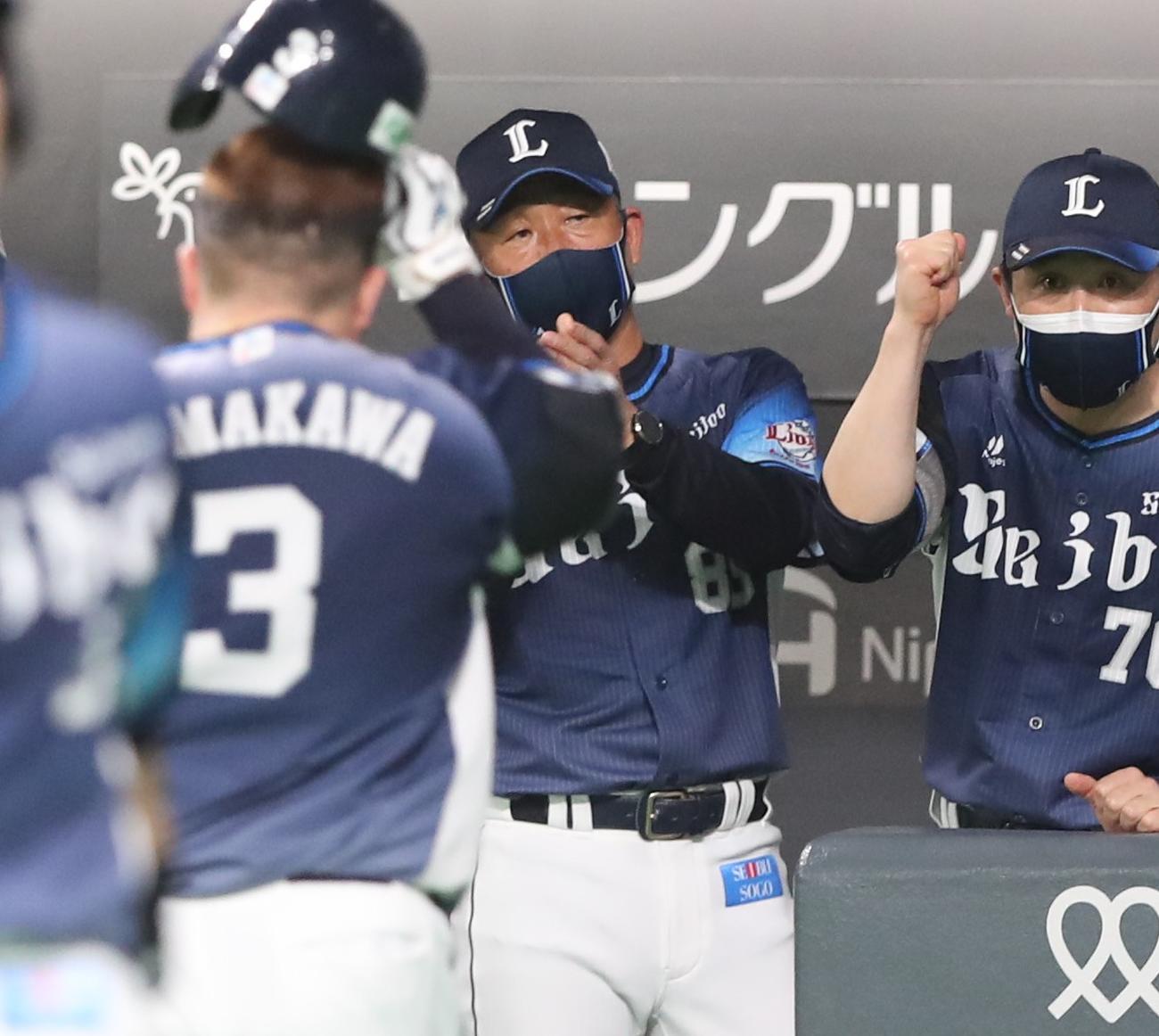 日本ハム対西武　7回表、本塁打を放った山川を出迎える辻監督（中央）（撮影・黒川智章）