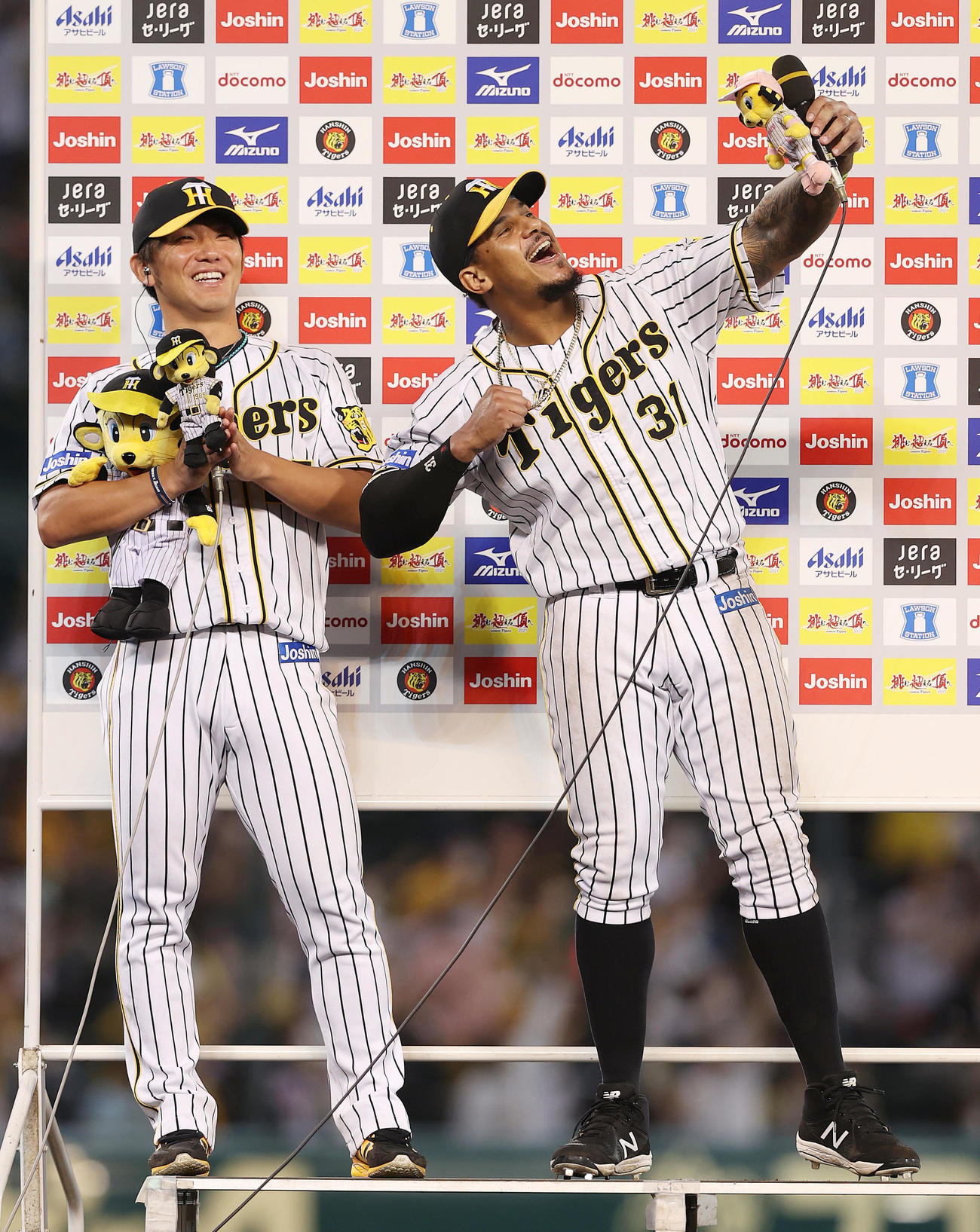 阪神対中日　お立ち台でラパンパラを決めるマルテ（右）。左は笑顔の伊藤将（撮影・前田充）