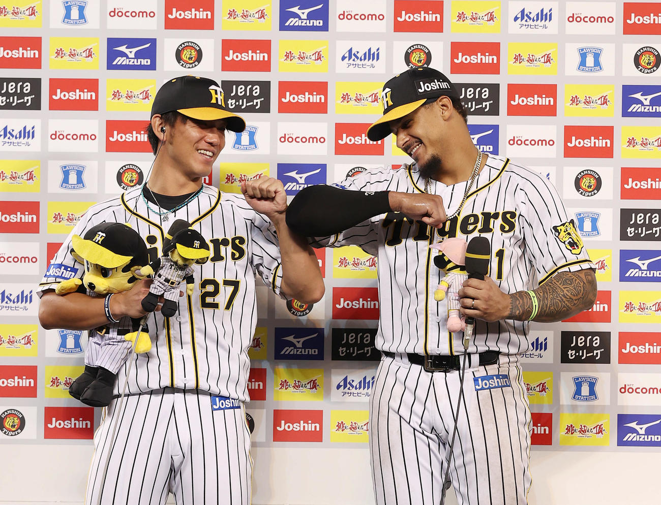 阪神対中日　ヒーローインタビューを終え、お立ち台で肘タッチを交わす阪神伊藤将（左）とマルテ（撮影・前田充）
