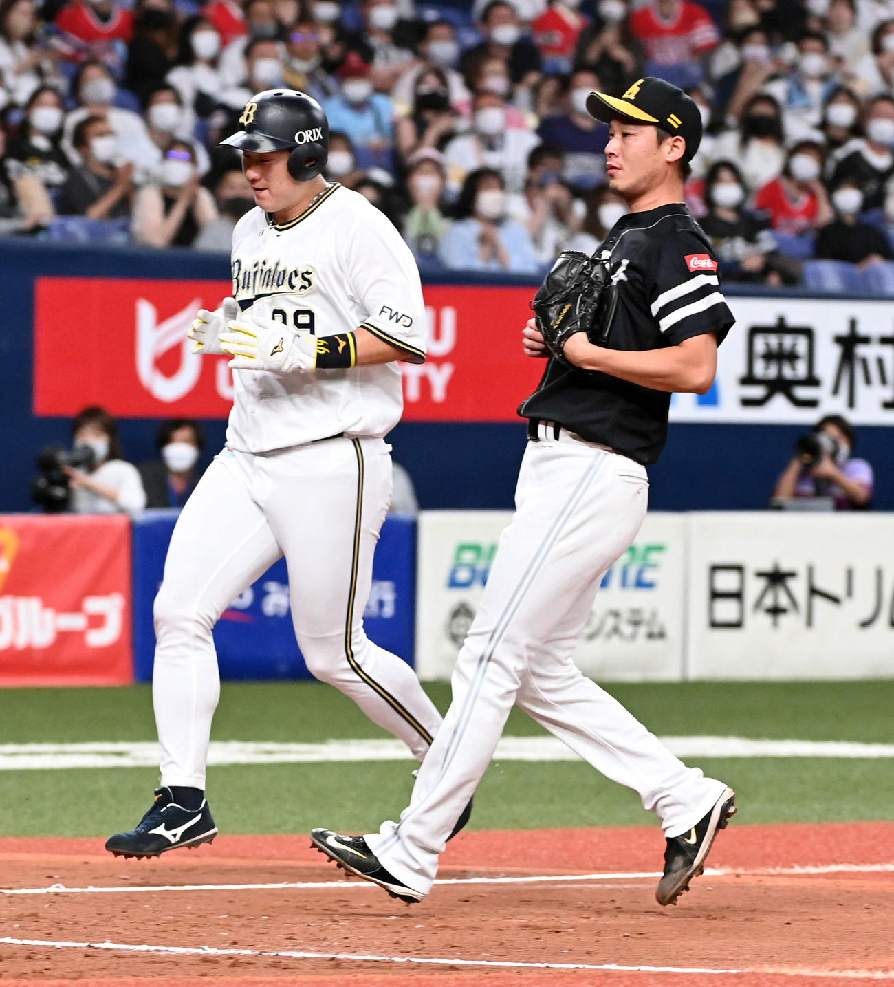 オリックス対ソフトバンク　7回裏オリックス1死満塁、打者伏見の時、岩崎（右）は暴投で杉本の生還を許す（撮影・前岡正明）