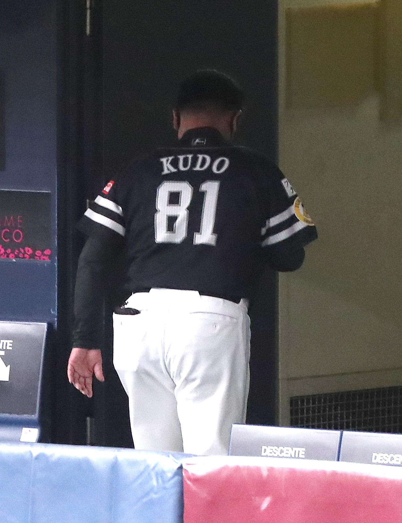 オリックス対ソフトバンク　オリックスに敗れてベンチを後にする工藤監督（撮影・白石智彦）