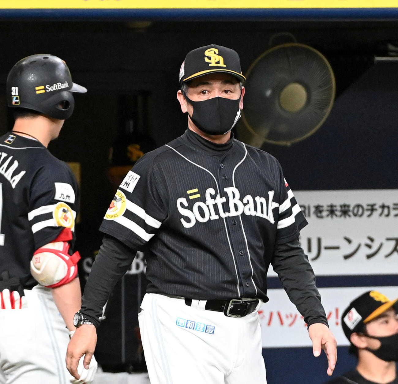 オリックス対ソフトバンク　8回、交代を告げるためベンチを出る工藤監督（撮影・前岡正明）