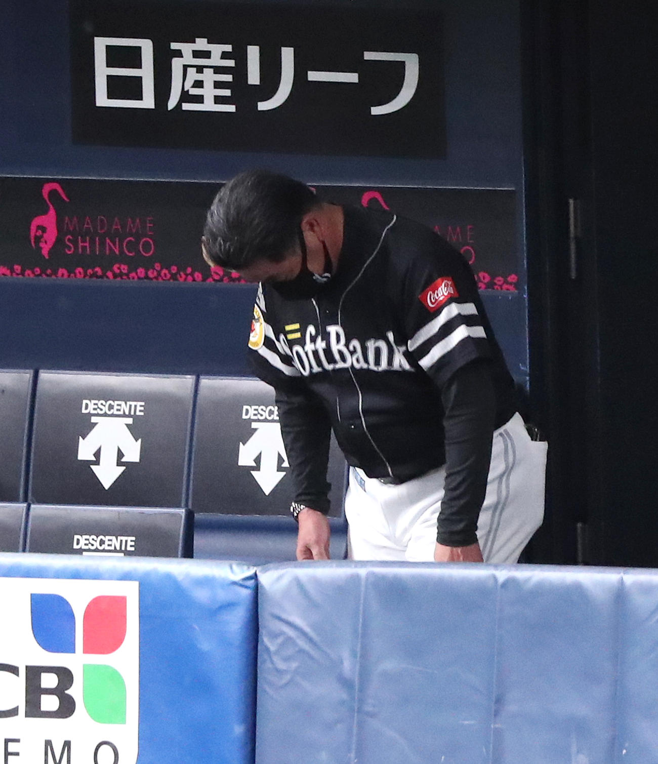 オリックス対ソフトバンク　オリックスに敗れてグラウンドに一礼する工藤監督（撮影・白石智彦）