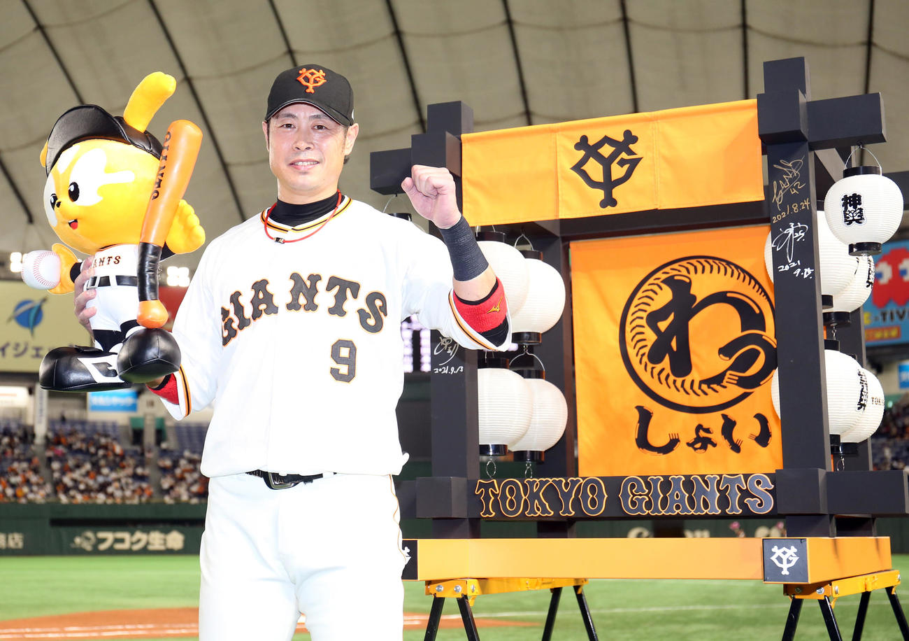 巨人対DeNA　ヒーローインタビュー後、記念撮影する亀井（撮影・狩俣裕三）