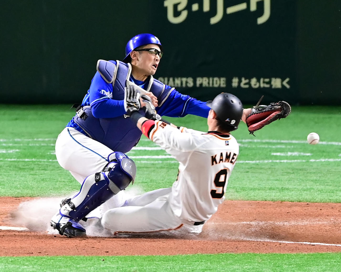 巨人対DeNA 6回裏巨人無死満塁、丸の左前2点適時打で二塁走者の亀井（右）は同点の生還を果たす。捕手山本（撮影・小沢裕）