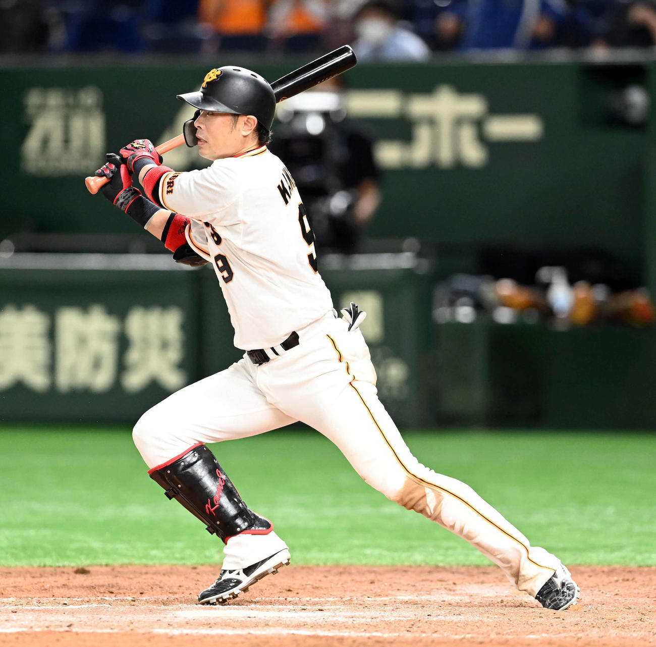 巨人対DeNA 7回裏巨人1死満塁、中犠飛を放つ亀井（撮影・たえ見朱実）