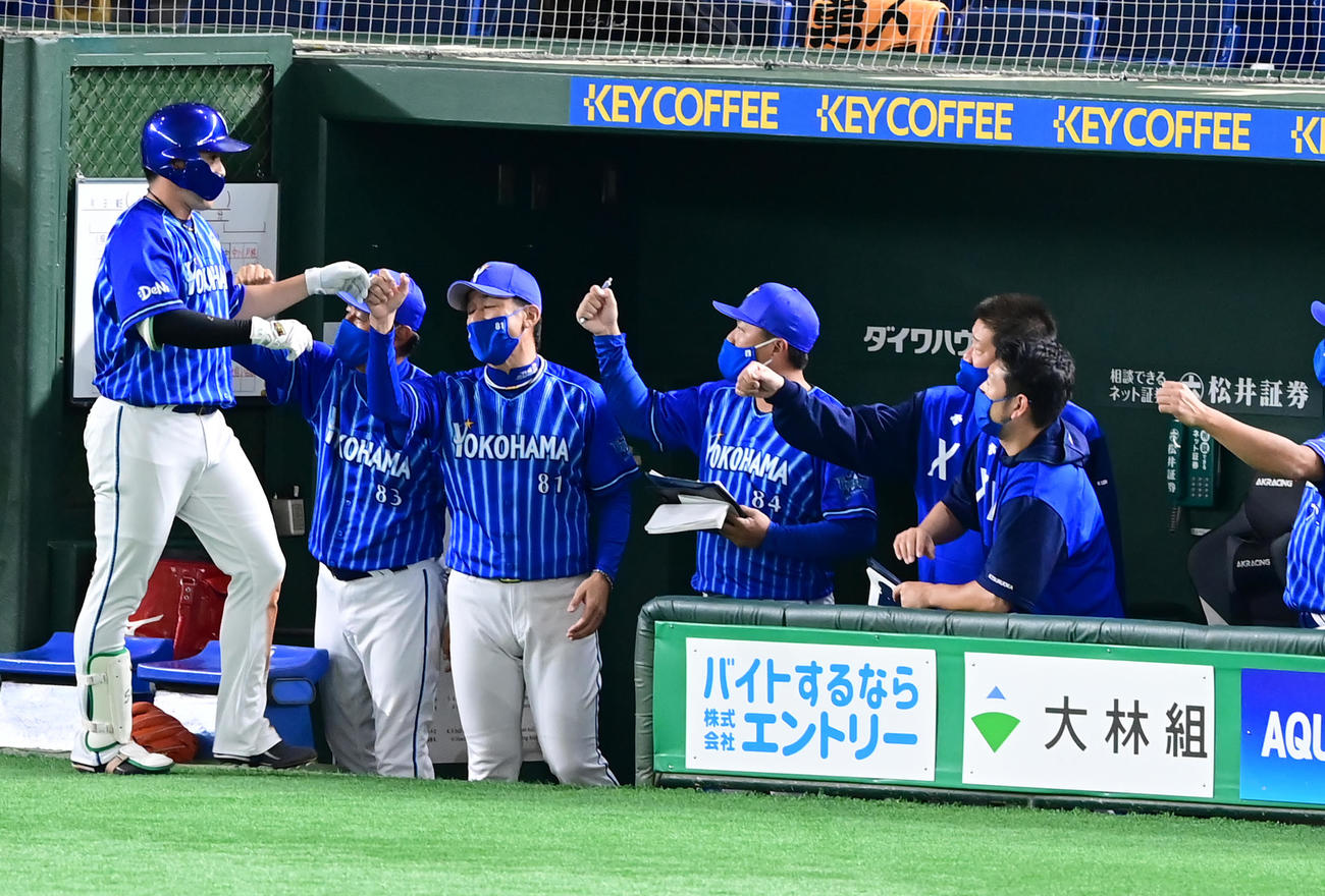 巨人対DeNA 6回表DeNA無死、佐野（左）は左越えにソロ本塁打を放ち三浦監督らの祝福を受ける（撮影・小沢裕）