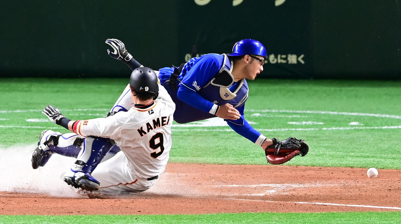 巨人対DeNA 6回裏巨人無死満塁、丸の左前2点適時打で二塁走者の亀井（右）は同点の生還を果たす。捕手山本（撮影・小沢裕）