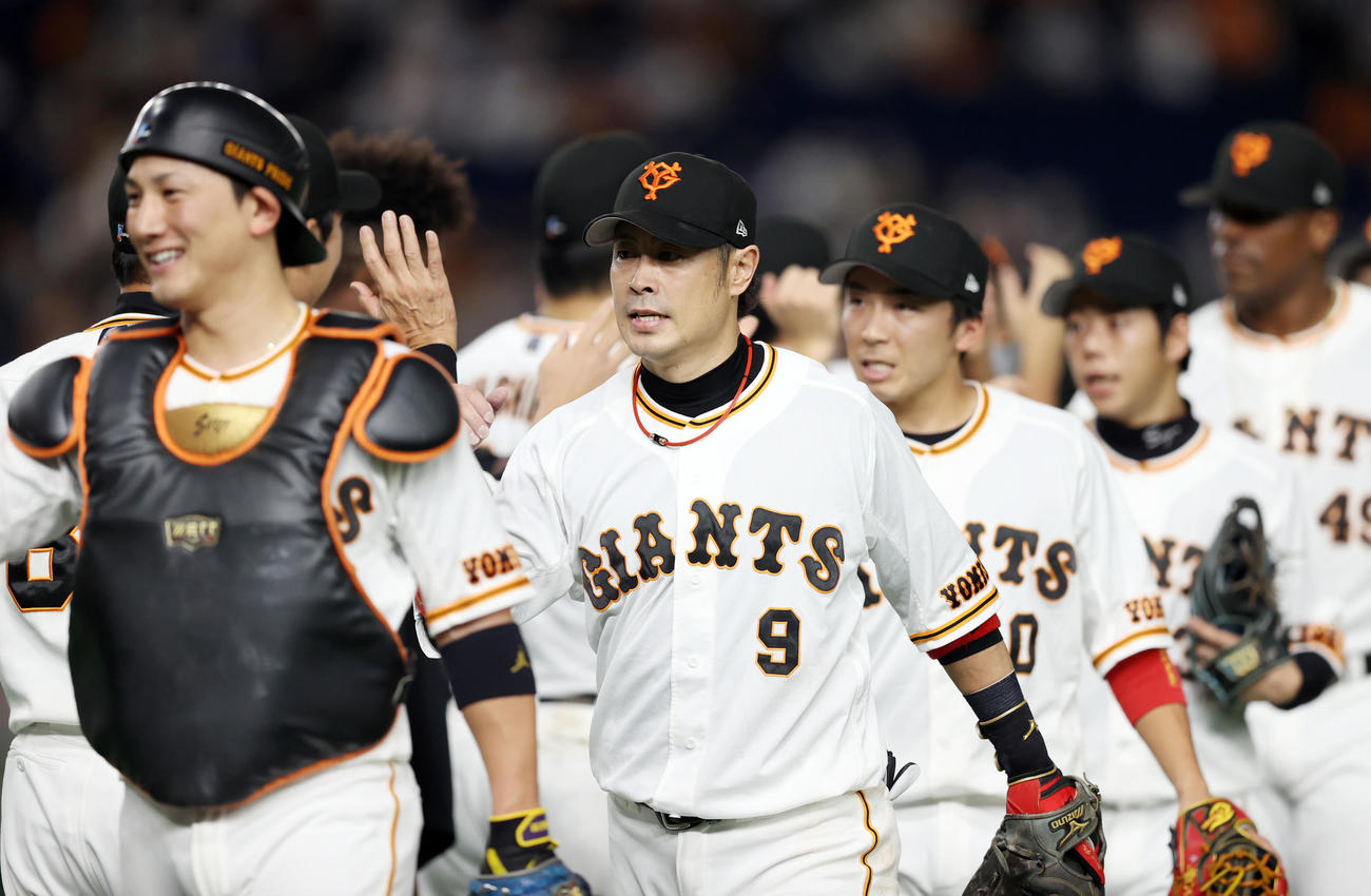 巨人対DeNA　試合後、チームメートと喜びを分かち合う亀井（中央）ら巨人の選手たち（撮影・狩俣裕三）