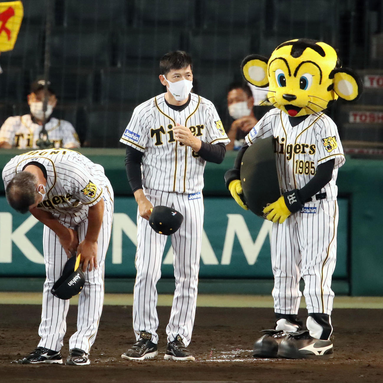 阪神対中日　中日に勝利しスタンドに一礼する矢野監督（撮影・加藤哉）