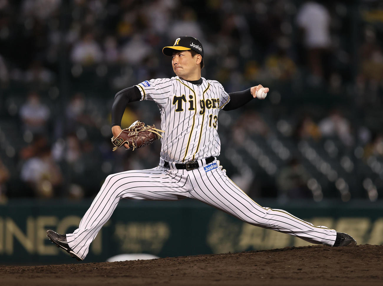 阪神対中日　8回表、阪神2番手で登板する岩崎（撮影・前田充）