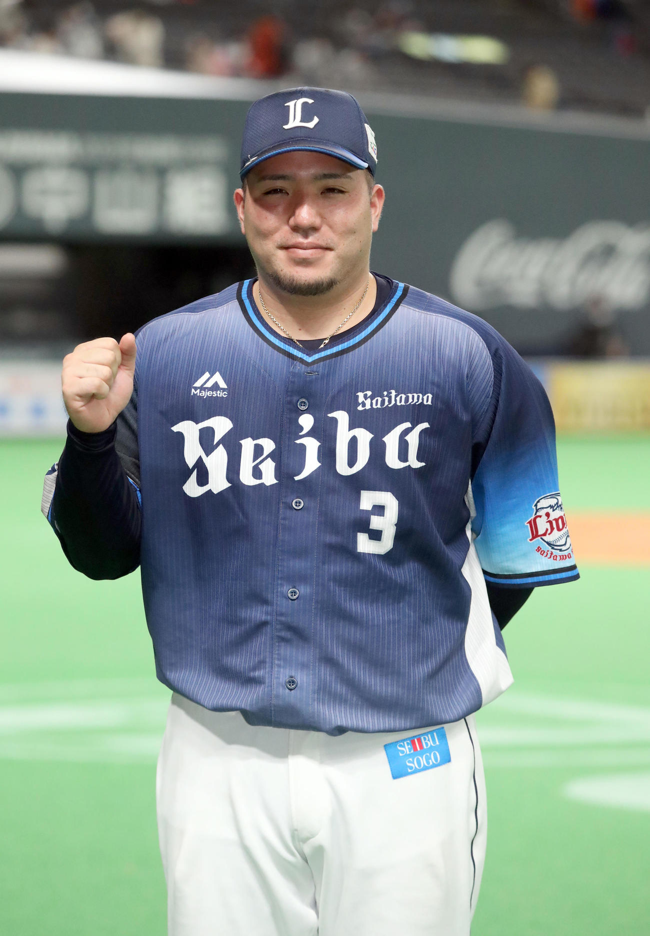 日本ハム対西武　試合終了後、ポーズをしながら撮影に応じる西武山川（撮影・佐藤翔太）