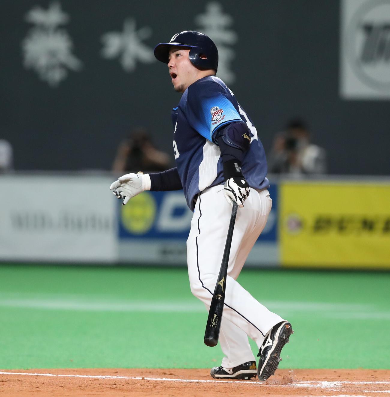 日本ハム対西武　8回表西武2死一、二塁、左越え3点本塁打を放つ山川（撮影・黒川智章）