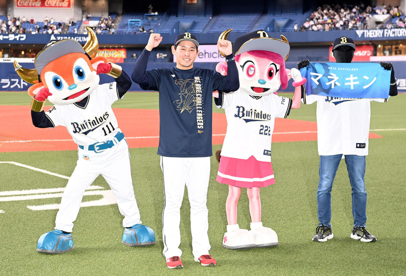 オリックス対ソフトバンク　12勝目を挙げガッツポーズを見せる宮城（撮影・前岡正明）