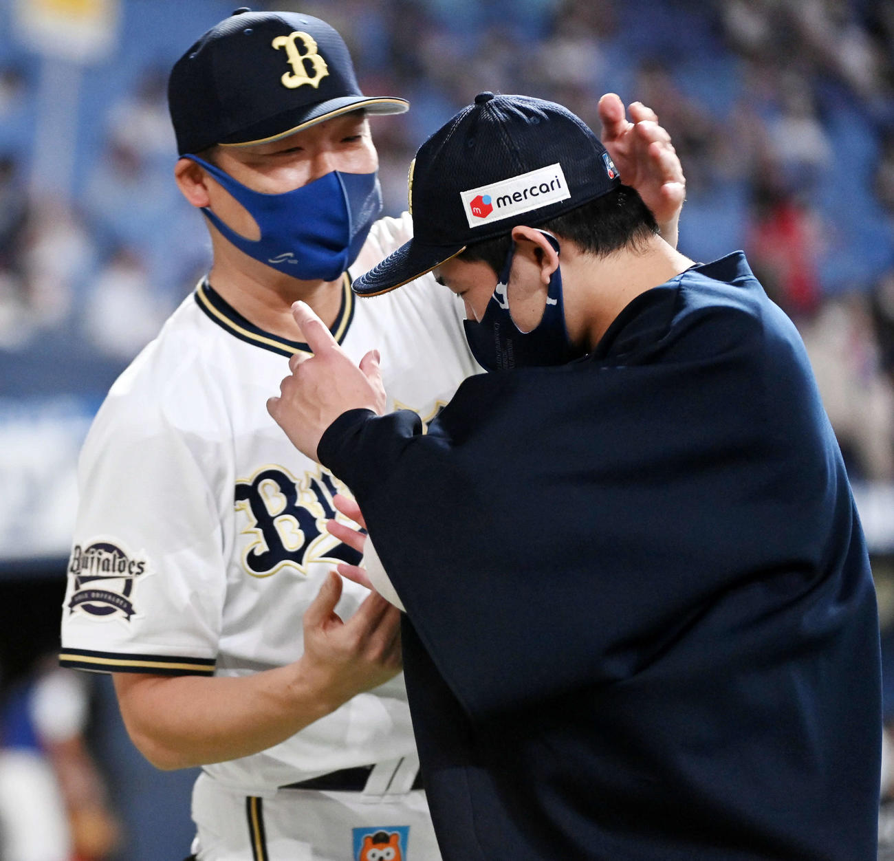 オリックス対ソフトバンク　12勝目を挙げた宮城（右）を祝福する中嶋監督（撮影・前岡正明）