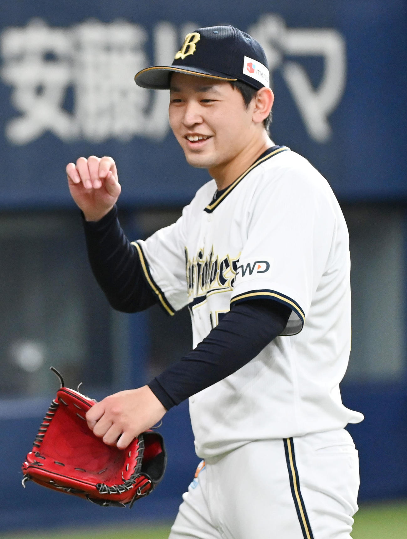 オリックス対ソフトバンク　4回、笑顔でベンチに戻る宮城（撮影・前岡正明）