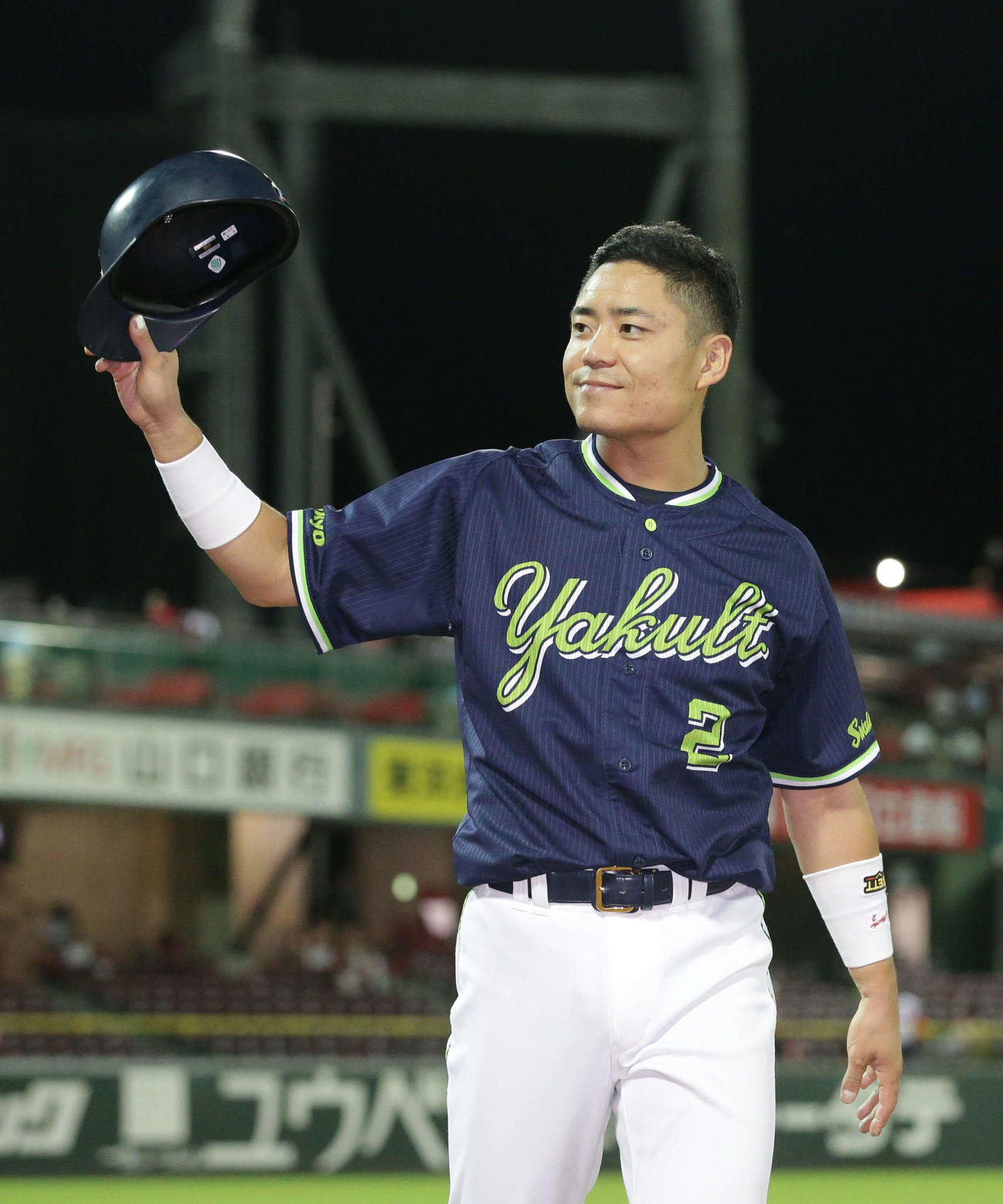 ファンの声援に応えるヤクルト中村悠平