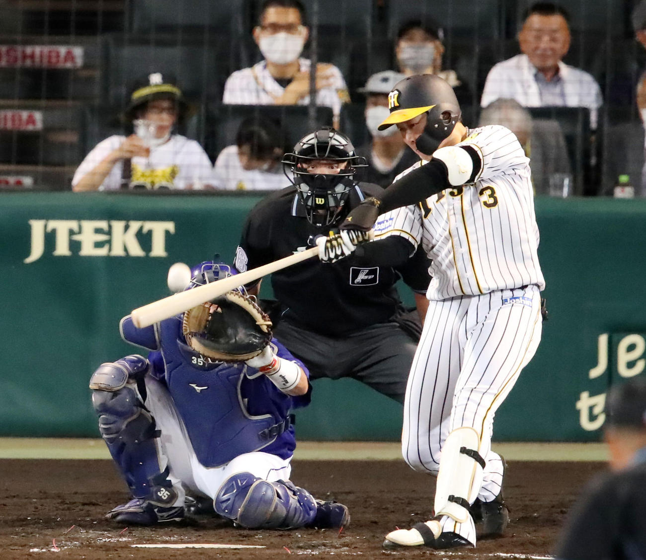4回裏阪神無死一塁、大山は中越え先制2点本塁打を放つ（撮影・加藤哉）