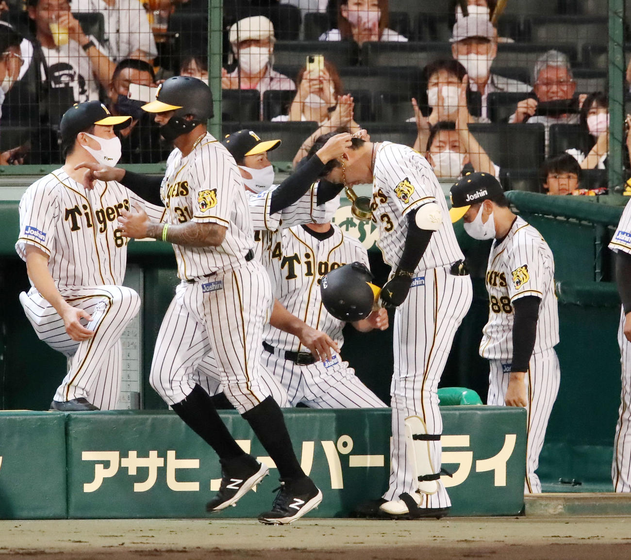 阪神対中日　4回裏阪神無死一塁、大山は中越え2点本塁打を放ちメダルをかけられる（撮影・加藤哉）