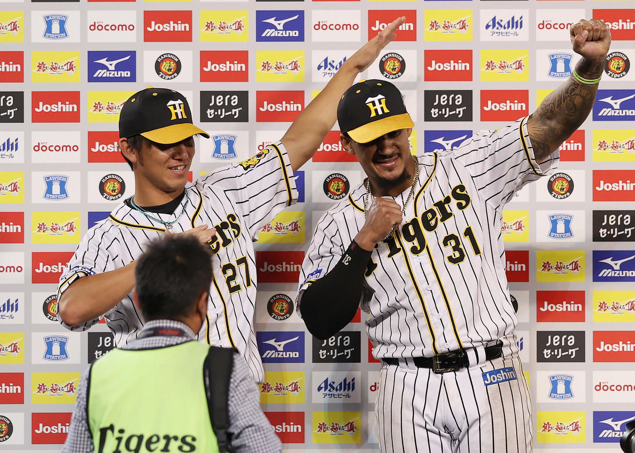 阪神対中日　ヒーローインタビューを終え、お立ち台で「ラパンパラ」ポーズを決める阪神伊藤将（左）とマルテ（撮影・前田充）