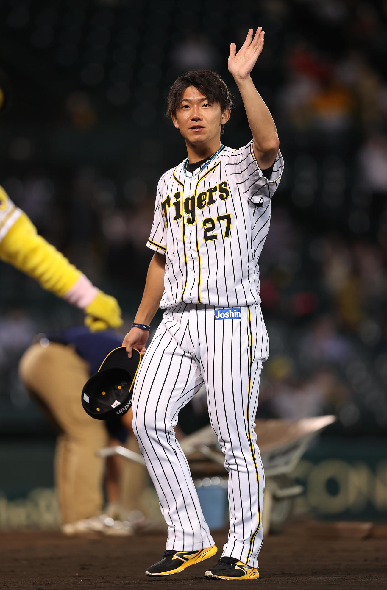 阪神対中日　ヒーローインタビューを終え、ファンに手を振る阪神伊藤将（撮影・前田充）
