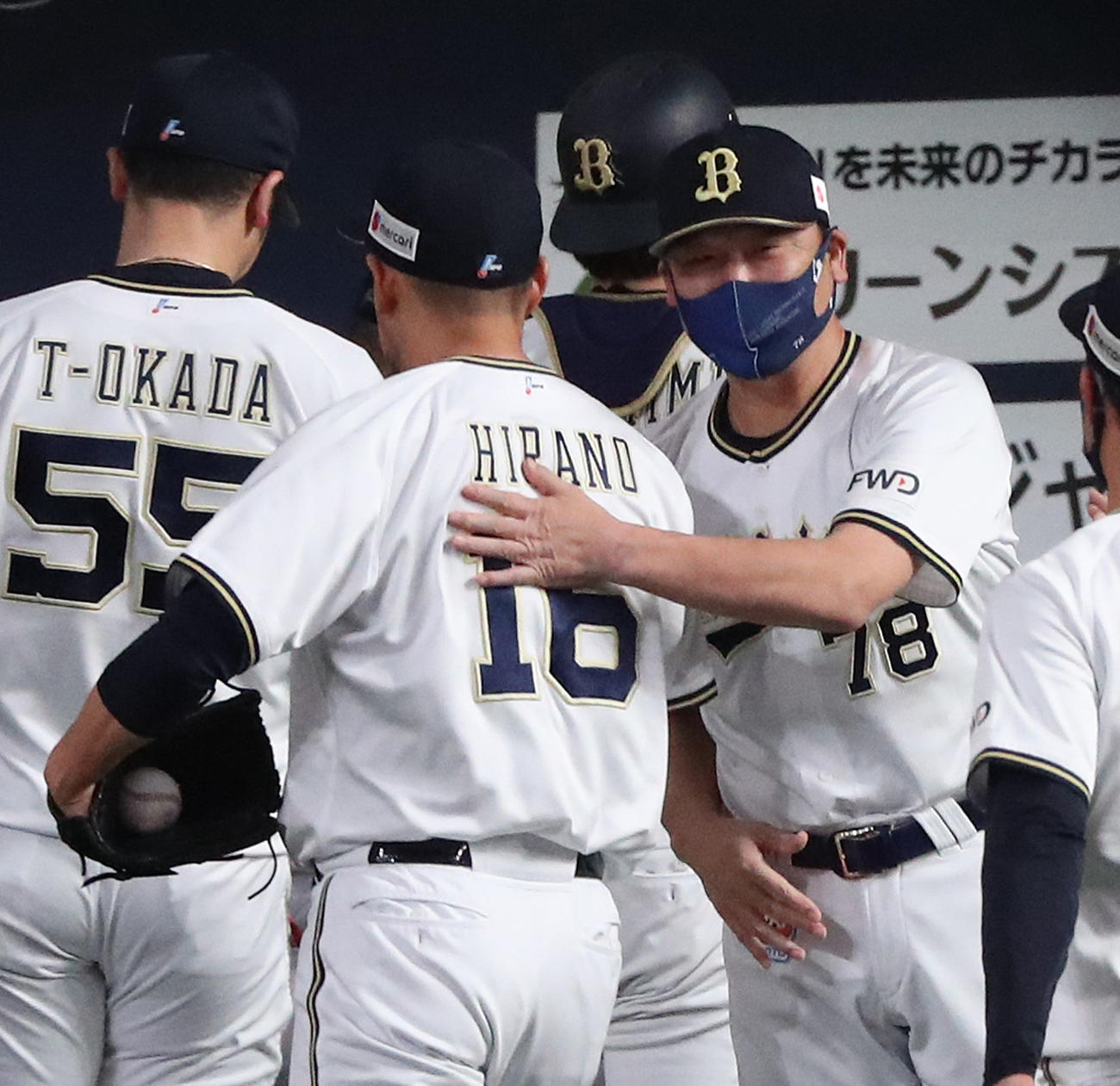 オリックス対ソフトバンク　ソフトバンクに勝利して平野佳（左）をねぎらう中嶋監督（撮影・白石智彦）